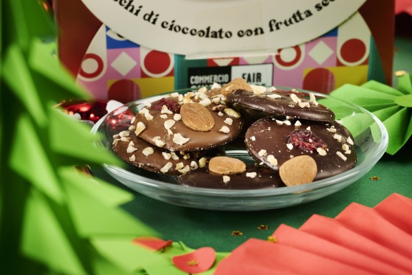 CIOCCOLATINI CON FRUTTA SECCA, MANDORLE, GRANELLA DI NOCCIOLA E MIRTILLI DISIDRATATI 
