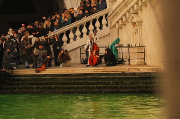 LOTTA prima dell'arresto all'azione di XR  a Venezia | LOTTA before her arrest during the Extinction Rebellion action in Venice