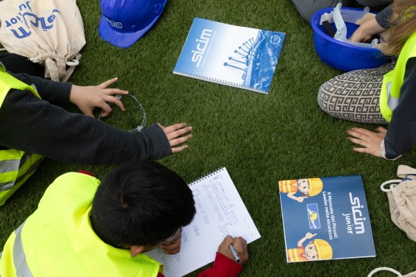 Immagini di una precedente visita delle scuole 