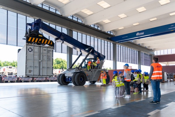 Lo Stacker capace di movimentare container
