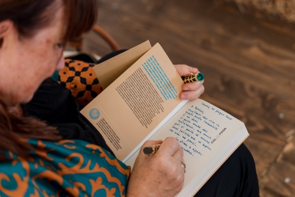 Marisandra Lizzi, autrice di Lettera a Jeff Bezos per Do it Human e fondatrice di Mirandola Comunicazione e dell'Atelier delle Relazioni | Credits Mario Mele