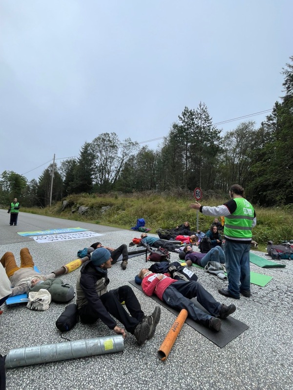Norvegia, 16–23 agosto 2025 – Centinaia di attivisti della Nordic Climate Justice Coalition e di Extinction Rebellion protestano contro l’industria petrolifera norvegese. In prima fila Greta Thunberg, la cantante Aurora e attivisti da tutta Europa. 