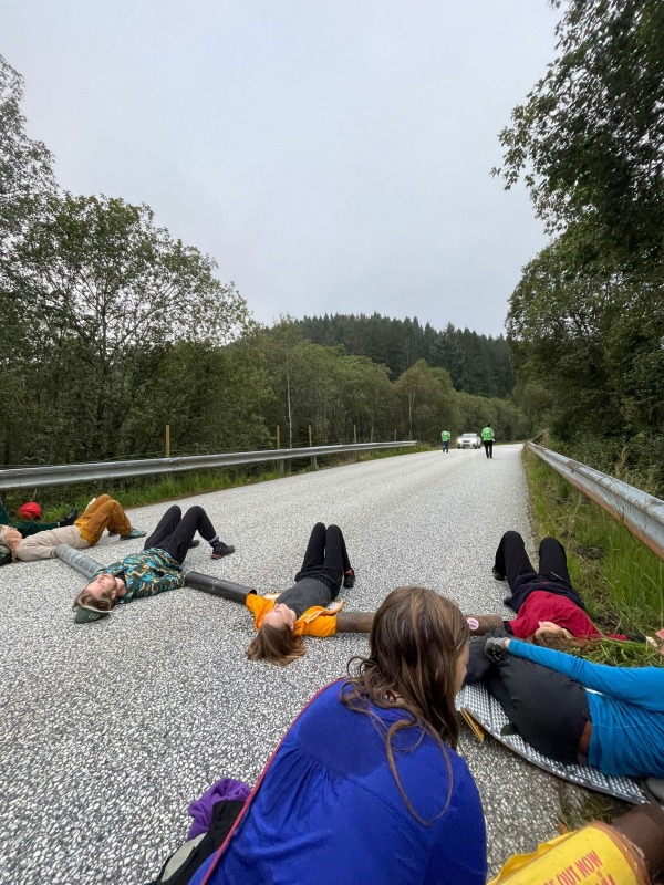 Norvegia, 16–23 agosto 2025 – Centinaia di attivisti della Nordic Climate Justice Coalition e di Extinction Rebellion protestano contro l’industria petrolifera norvegese. In prima fila Greta Thunberg, la cantante Aurora e attivisti da tutta Europa. 