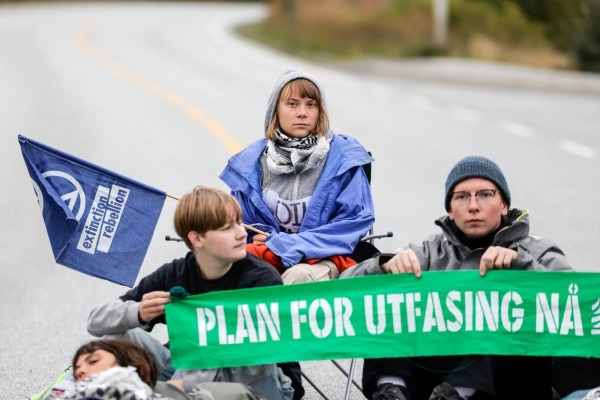 Norvegia, 16–23 agosto 2025 – Centinaia di attivisti della Nordic Climate Justice Coalition e di Extinction Rebellion protestano contro l’industria petrolifera norvegese. In prima fila Greta Thunberg, la cantante Aurora e attivisti da tutta Europa. 