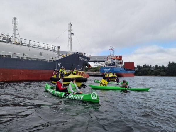 Norvegia, 16–23 agosto 2025 – Centinaia di attivisti della Nordic Climate Justice Coalition e di Extinction Rebellion protestano contro l’industria petrolifera norvegese. In prima fila Greta Thunberg, la cantante Aurora e attivisti da tutta Europa. 