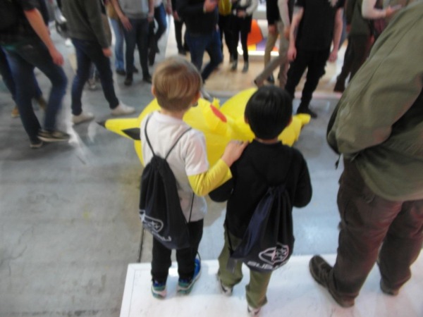 Pikachu di Extinction Rebellion in azione a EOS, la fiera delle armi