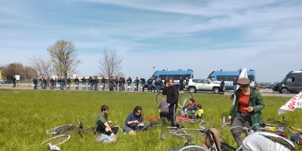 Azione Extinction Rebellion a Parma | giorno 2 domenica delle Palme  | EOS | Poliziotti in assetto antisommossa fermano una biciclettata