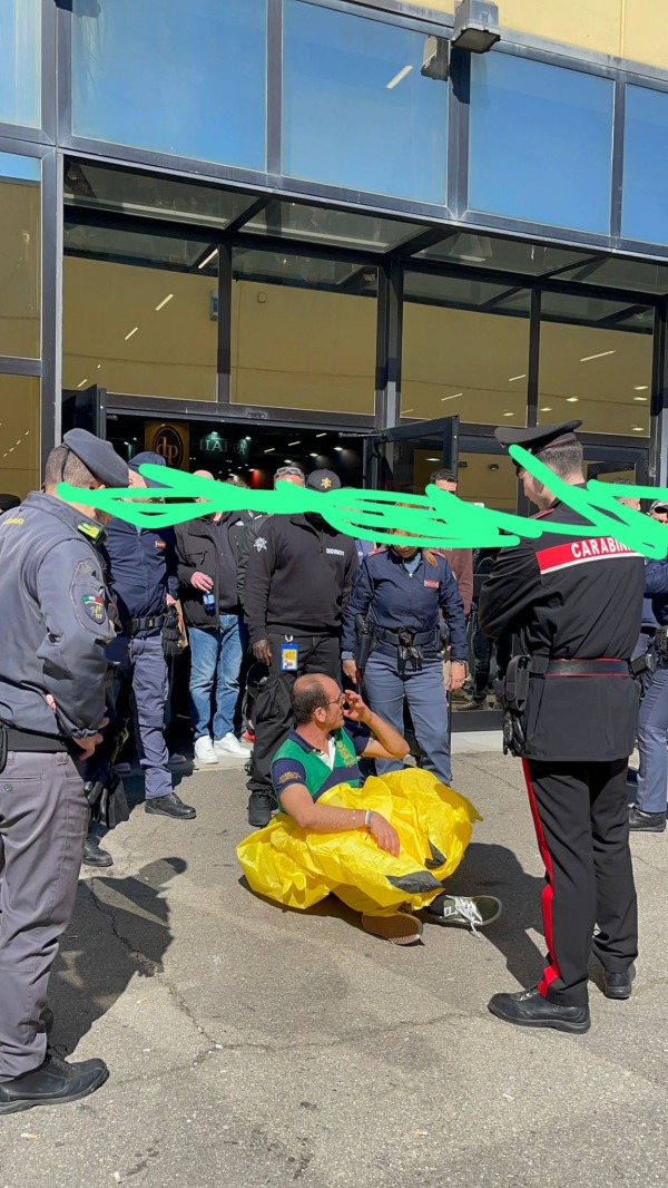 L'azione di Extinction Rebellion contro EOS, la fiera delle armi