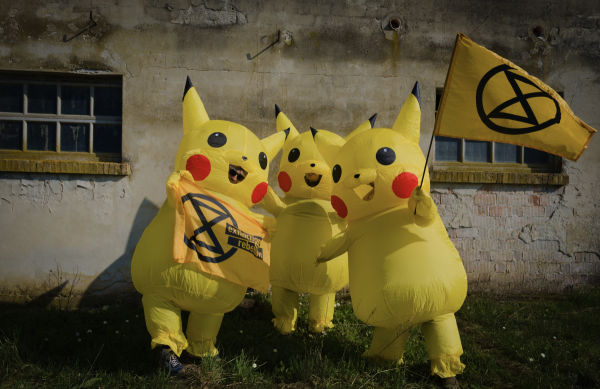 Le prove dei tre Pikachu di Extinction Rebellion prima di entrare a EOS, la fiera delle armi