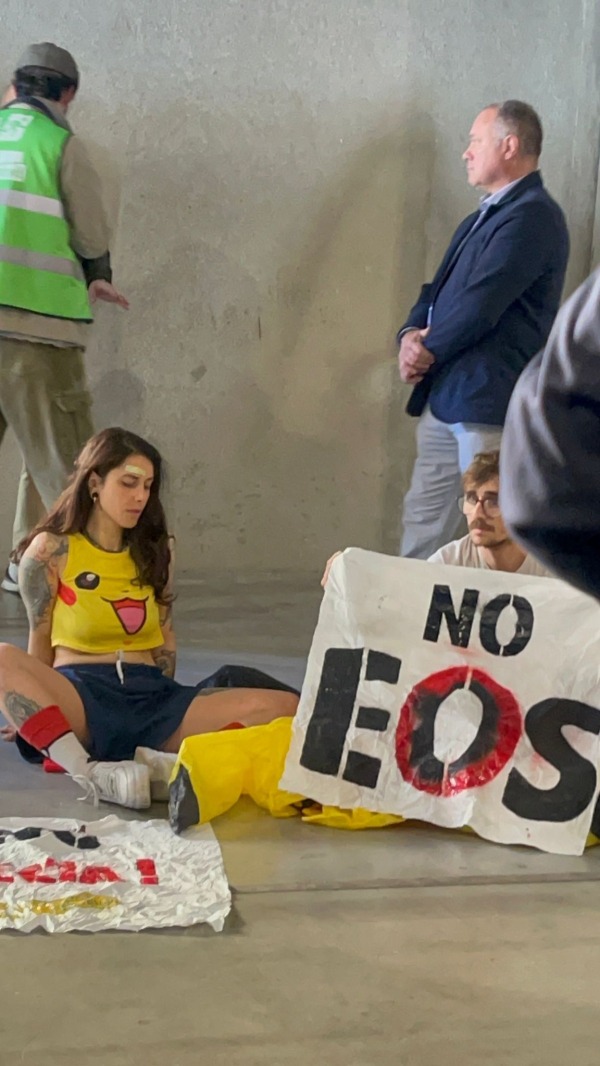 L'azione di Extinction Rebellion contro EOS, la fiera delle armi