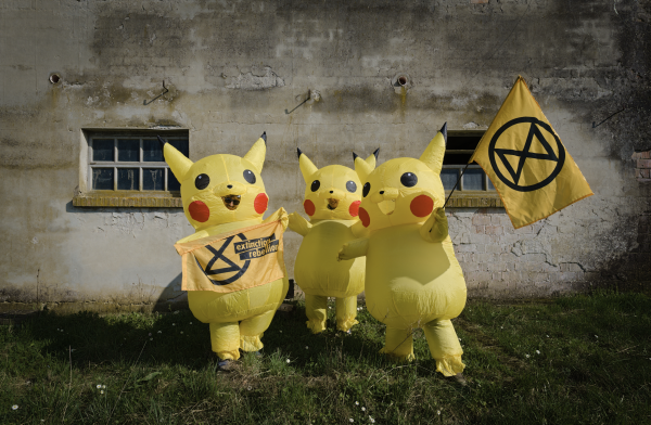 Le prove dei tre Pikachu di Extinction Rebellion prima di entrare a EOS, la fiera delle armi

