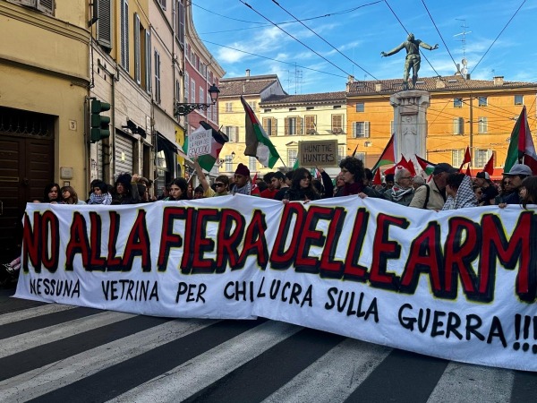 Diverse manifestazioni a Parma contro EOS, la fiera delle armi
