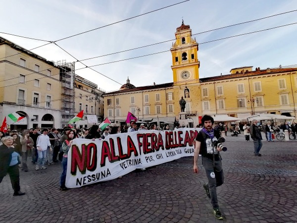 Diverse manifestazioni a Parma contro EOS, la fiera delle armi