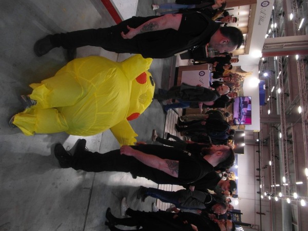 Pikachu di Extinction Rebellion in azione a EOS, la fiera delle armi