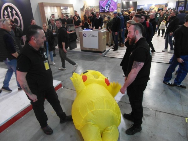 Pikachu di Extinction Rebellion fermati a EOS, la fiera delle armi