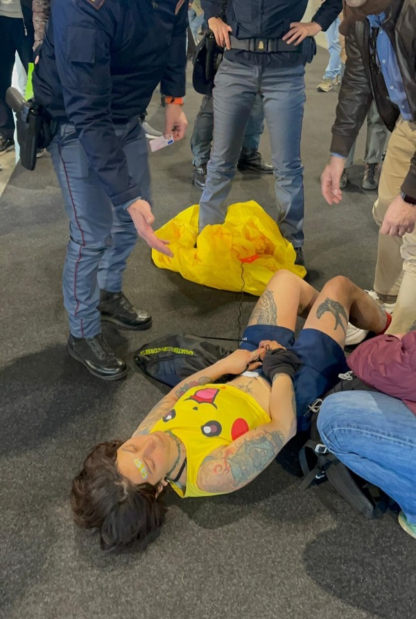 L'azione di Extinction Rebellion contro EOS, la fiera delle armi