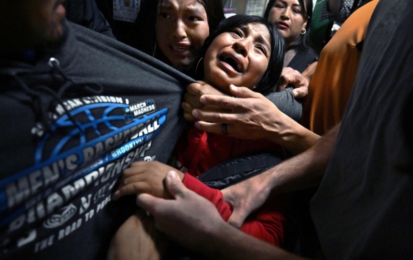 Foto dell’Anno 2026 | Separati dall’ICE di Carol Guzy ZUMA Press, iWitness, per il Miami Herald 
