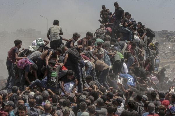 Finalista del World Press Photo of the Year | AID Emergency in Gaza di Saber Nuraldin (EPA Images)
