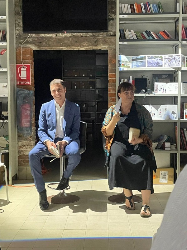 Un anno di Lettera a Jeff Bezos di Marisandra Lizzi, edito da Do it Human, giugno 2025