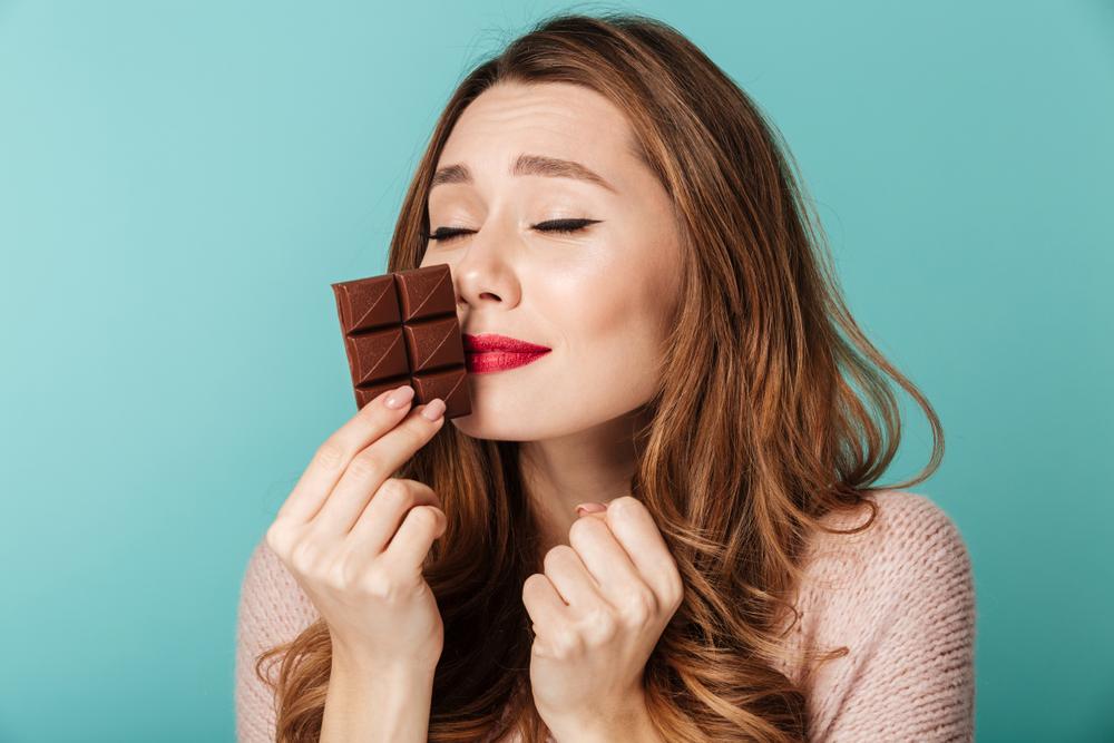 Девушка в шоколаде фотосессия. Девушка ест шоколадку. Шоколадный портрет. Девушка в шоколаде. Запах шоколада.