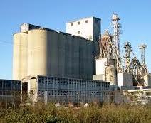 The group toured a facility that supplies distiller’s dried grains with solubles to livestock producers.