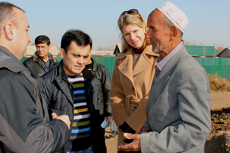 World Bank Country Manager for Tajikistan Patricia Veevers-Carter discusses the benefits of the public employment program with one of the beneficiaries in Rumi district.