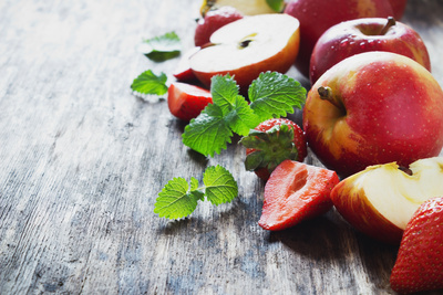 Medium applestrawberries