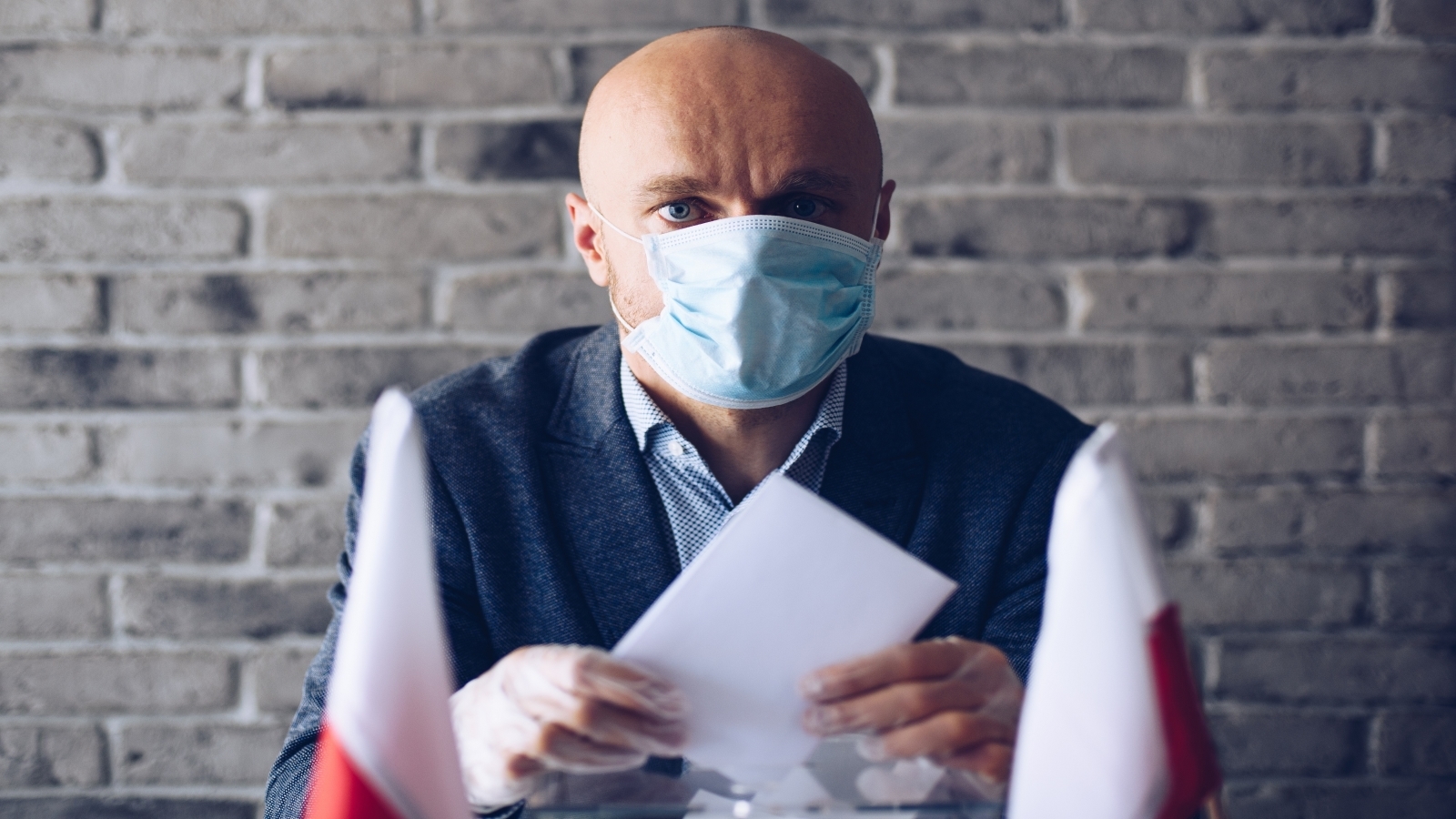 Vote with mask adobestock