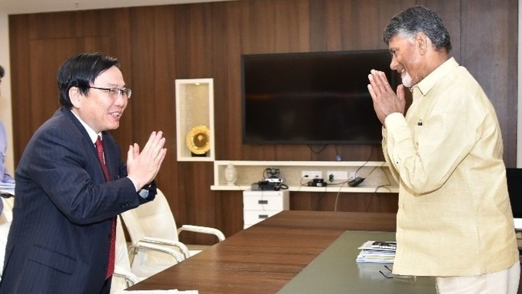 ADB Vice-President Mr. Wencai Zhang (left) with Andhra Pradesh Chief Minister Mr. Nara Chandrababu Naidu (right).