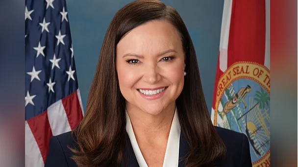 Senator Moody discusses No Tax on Tips with local restaurant workers in Orlando