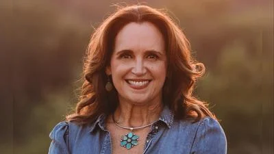 Joanne Shofner highlights Abbott endorsement and HB 25 progress in social media posts