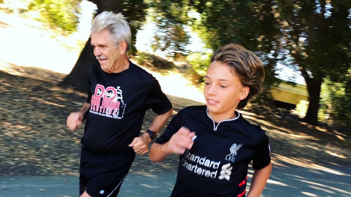 Runners jogging 1200