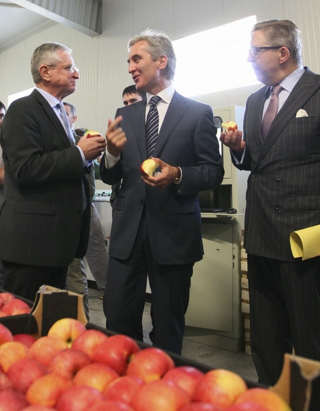Molterer, Leanca and Tapiola enjoy fruit from the farmers of Moldova. 
