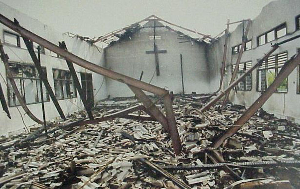 GEREJA DIRUNTUHKAN OLEH SEKELOMPOK ORANG MAYORITAS