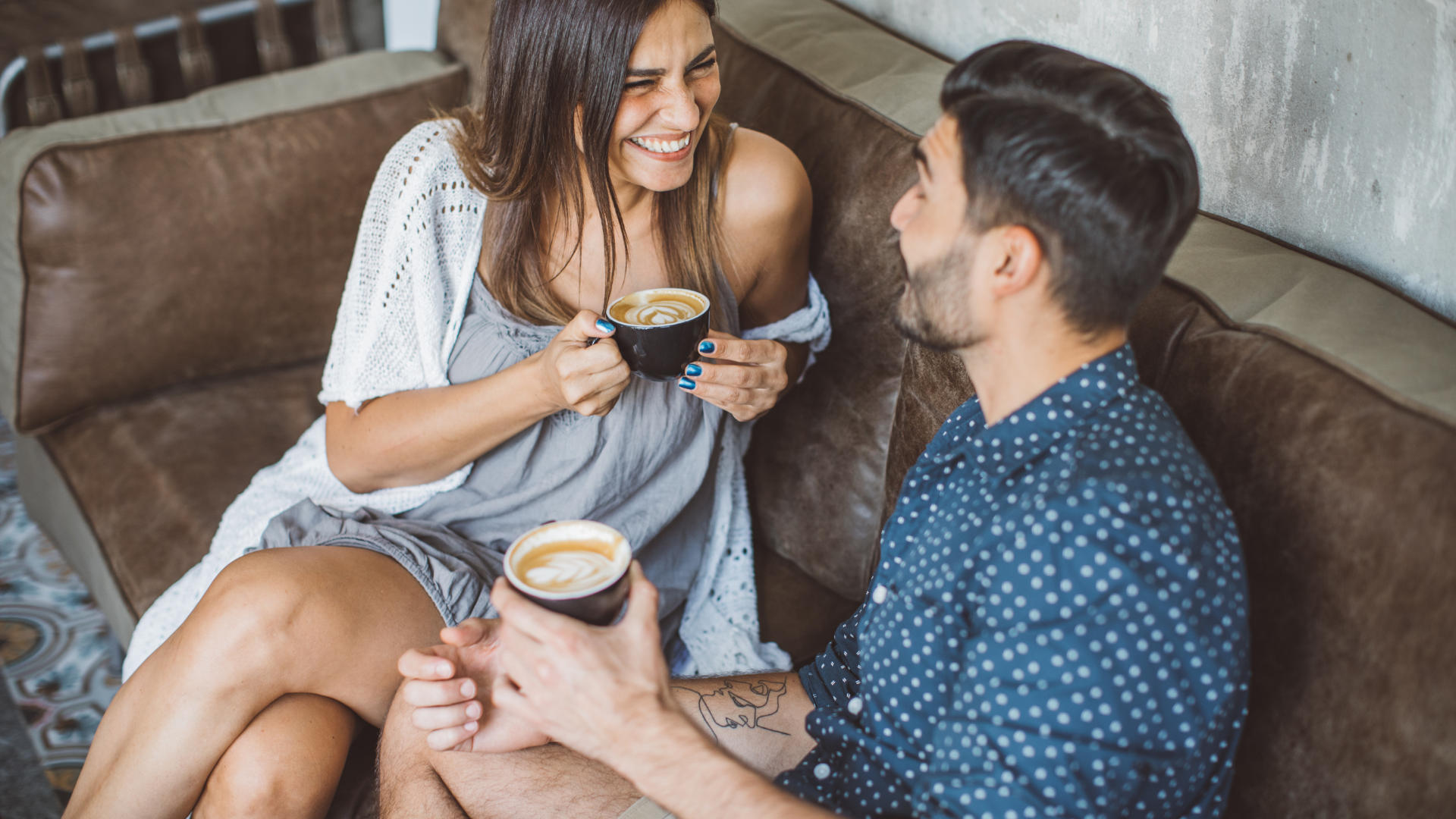 Couple rire salon