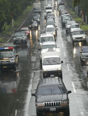 Largas-filas-vehiculos_PREIMA20100903_0175_4