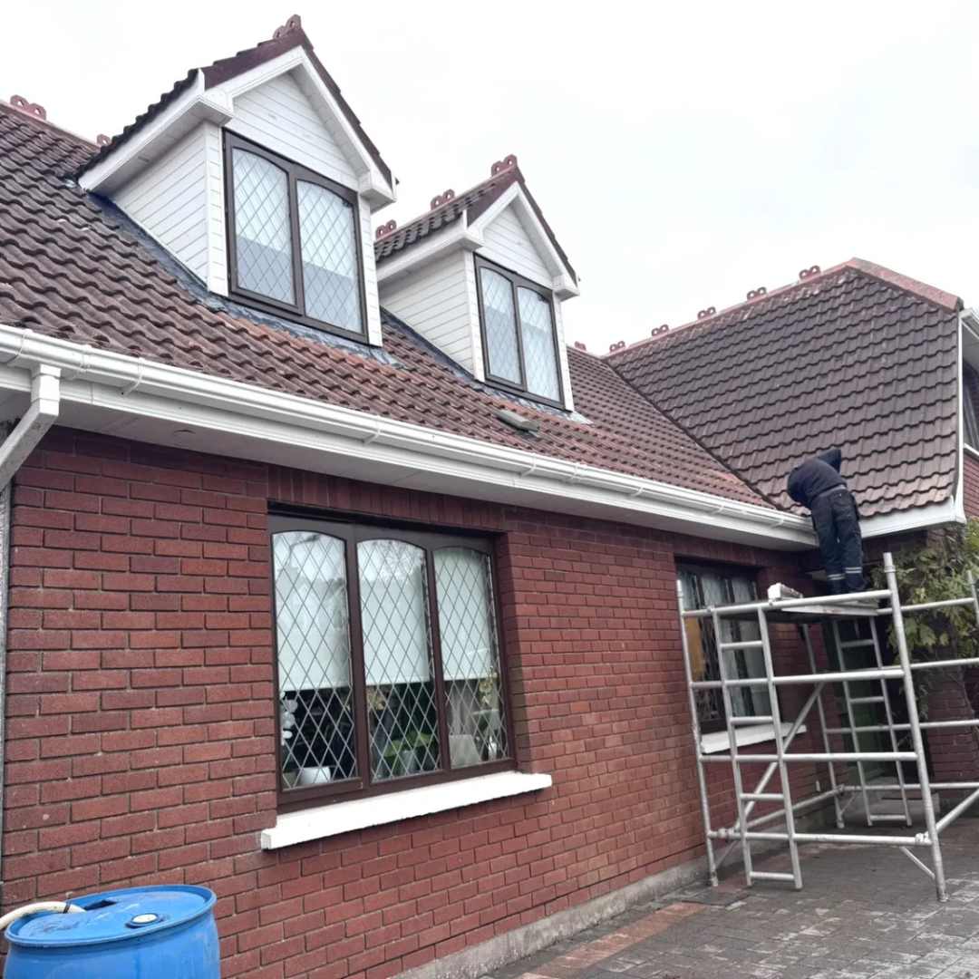 How does Keystone Roofing handle emergency roof repairs?