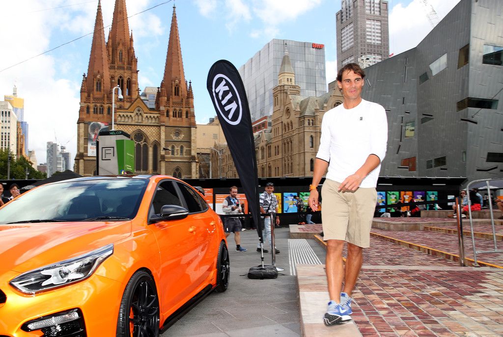 Kia le entrega un nuevo stinger a Rafael Nadal.