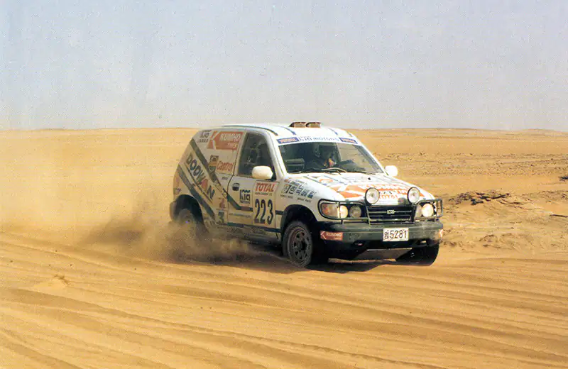 El modelo Sportage finaliza el Rally París-Dakar de 1993.