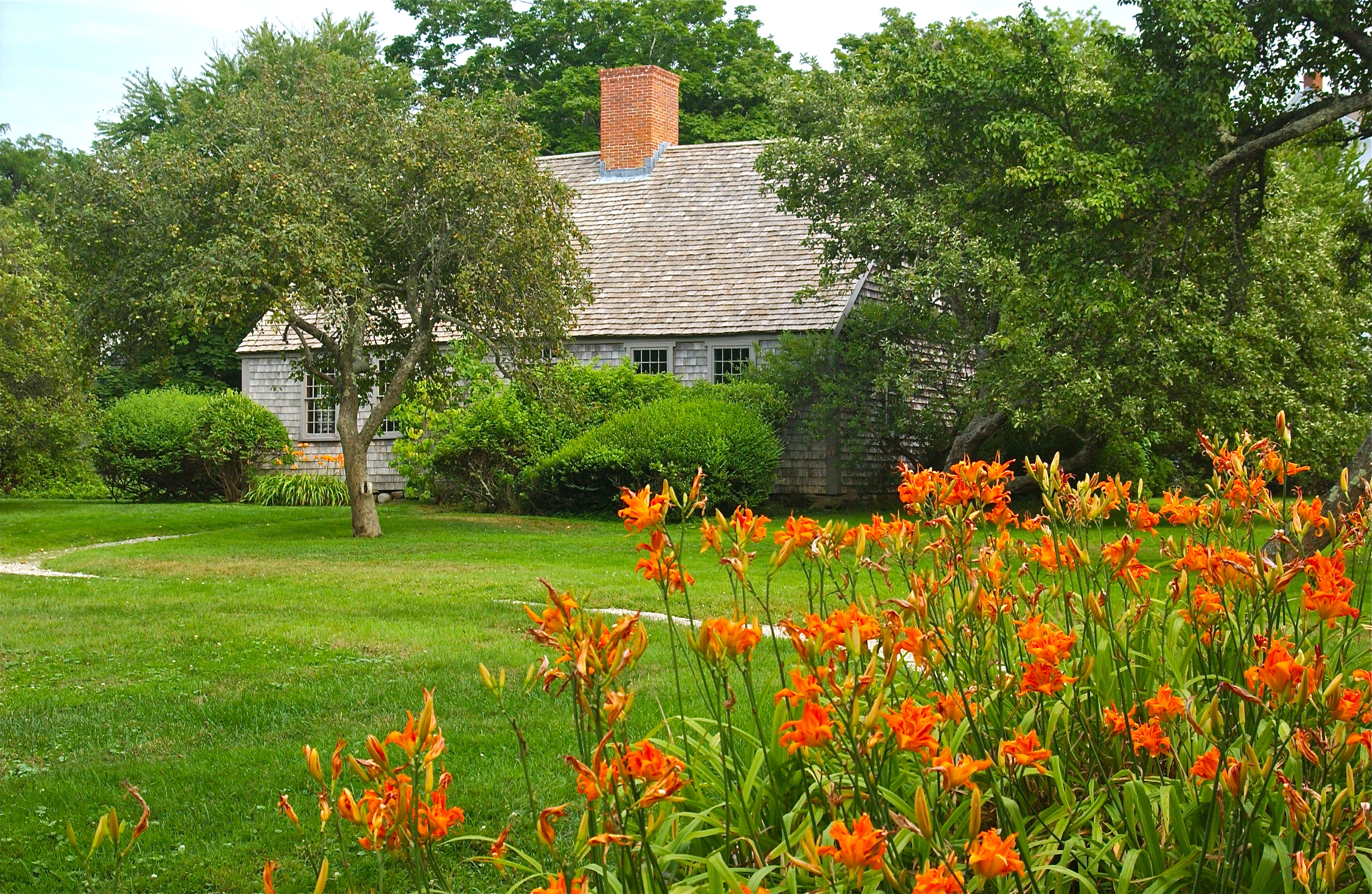 DSC_0471 Vincent House in midsummer; grounds of the Captain Daniel
