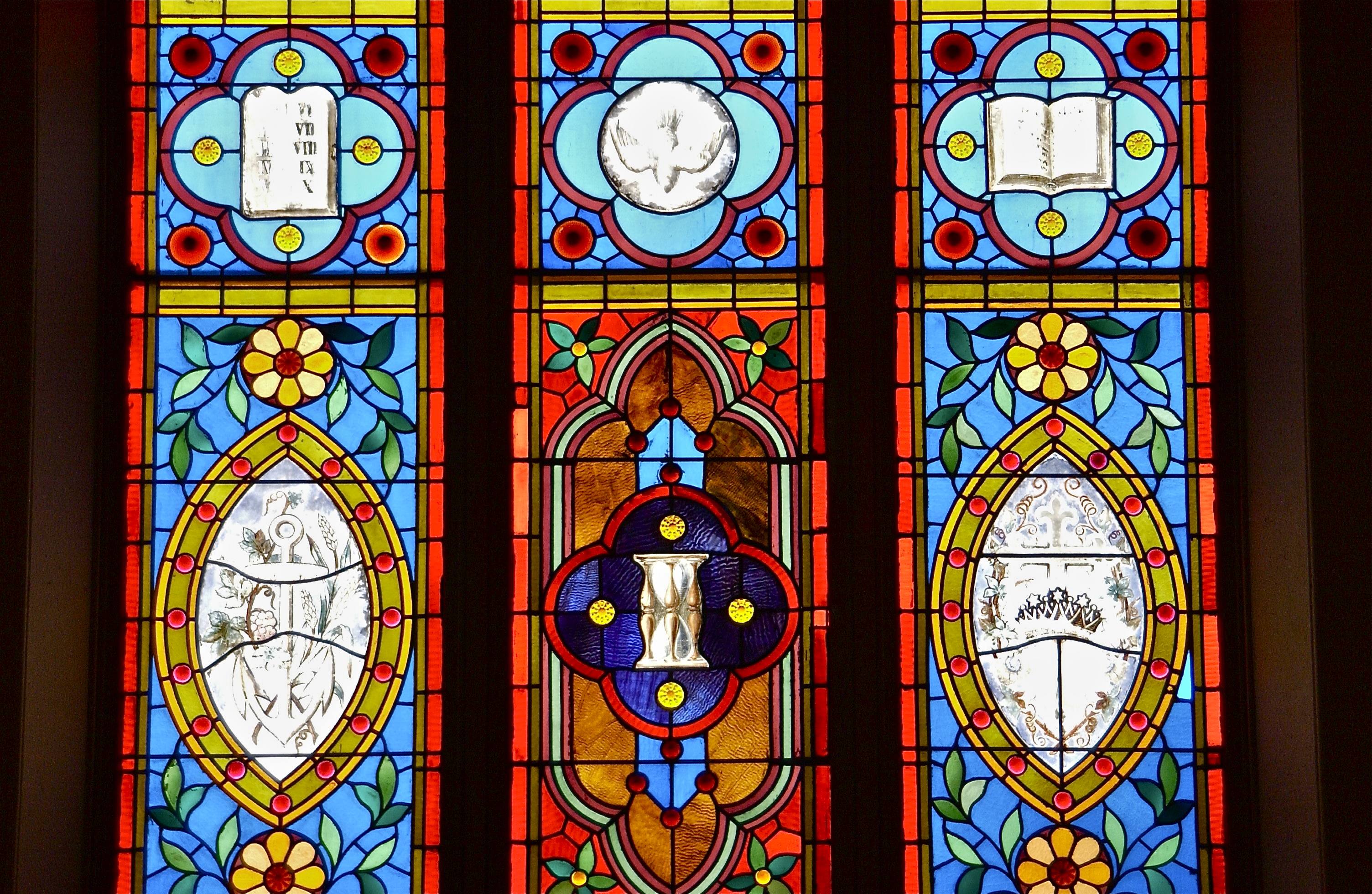 DSC_0336 Hour glass; stained glass window detail; Chestnut Hill United