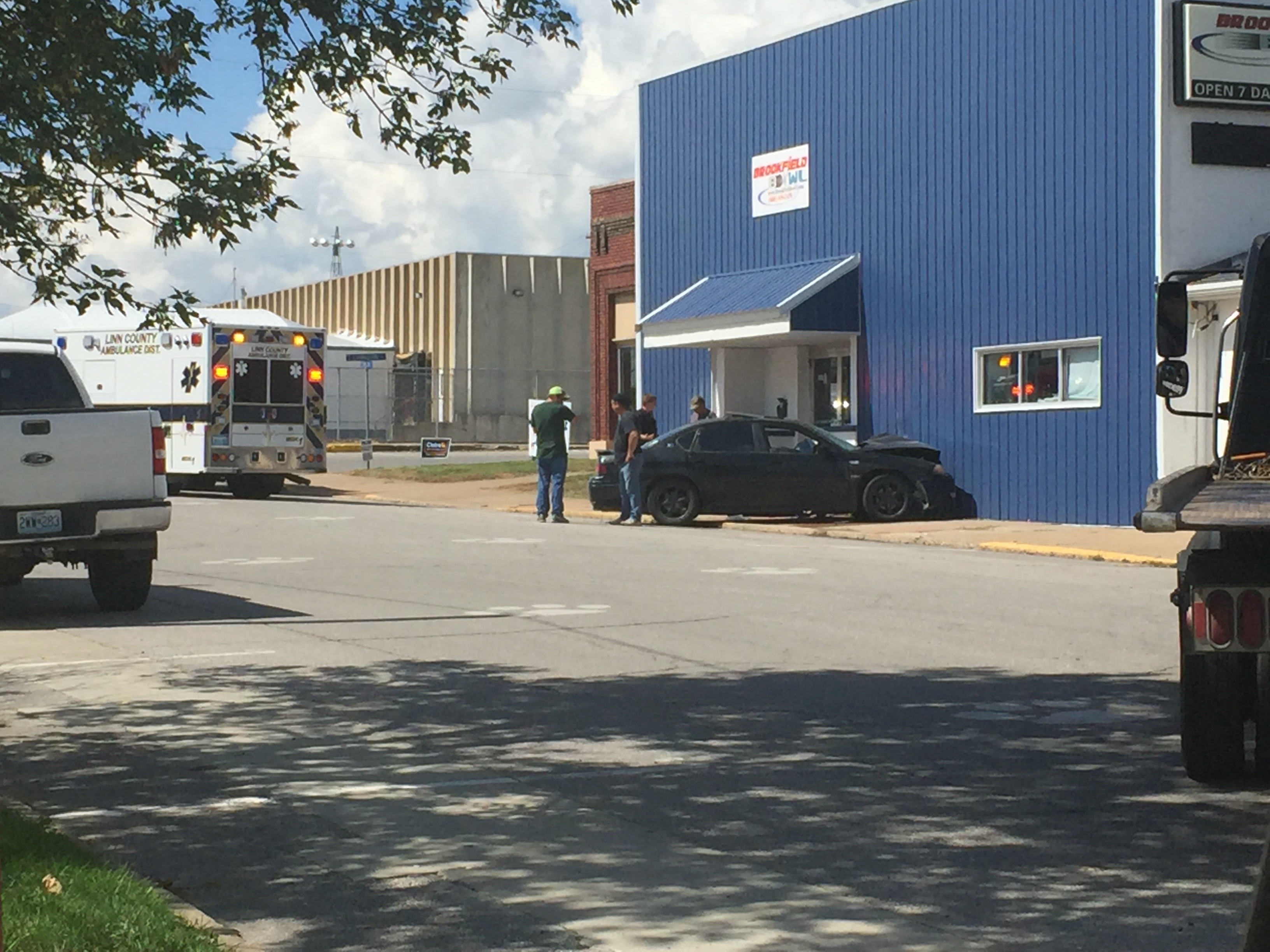 Car crashes into building in Brookfield KMZU The Farm 100.7 FM