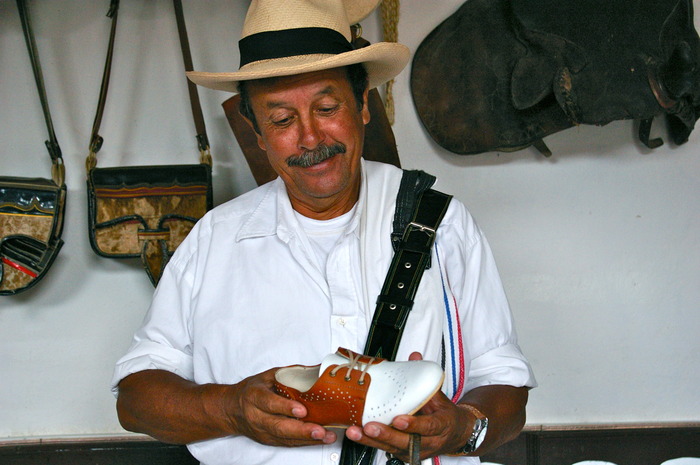 A Colombian coffee maker admires the Mamahuhu Oxford (Cafe Brown)