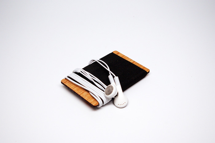 CINCH™ :: Oak 'Backbone' & black elastic 'Keeper' [Tangle-free earbuds]