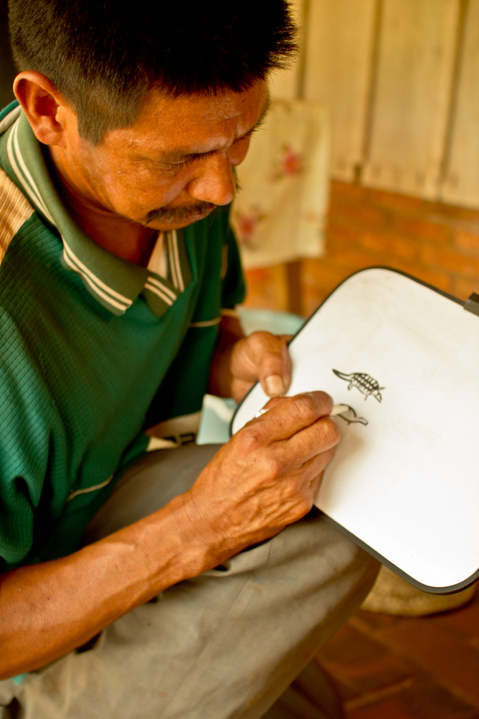 We will use crafts made by the local Indians, such as the wooden animal sculpture, as rewards. This is economically beneficial to the Pai Tavytera, and it helps them cherish and value their culture.