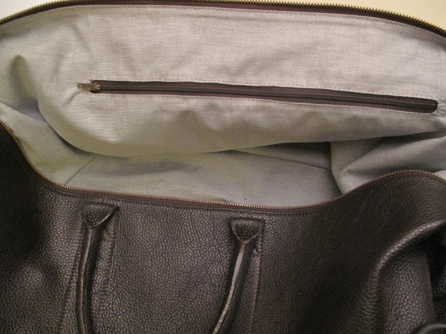 The zipper detail inside the bag