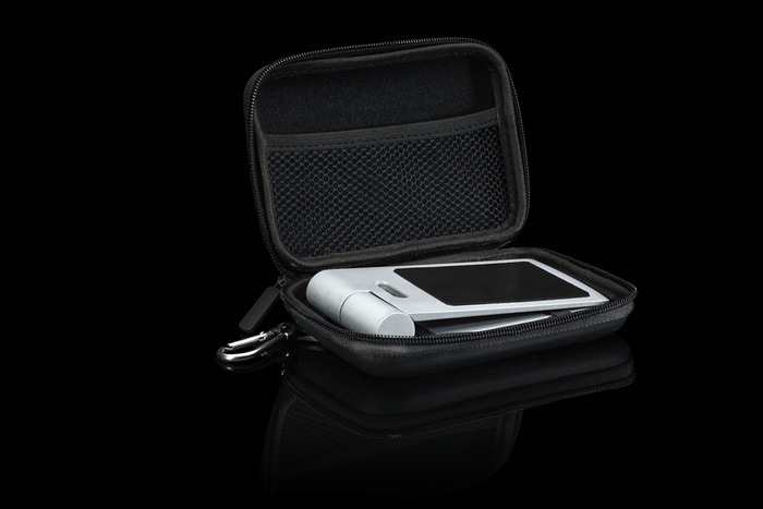Léaf Mount comes with case.