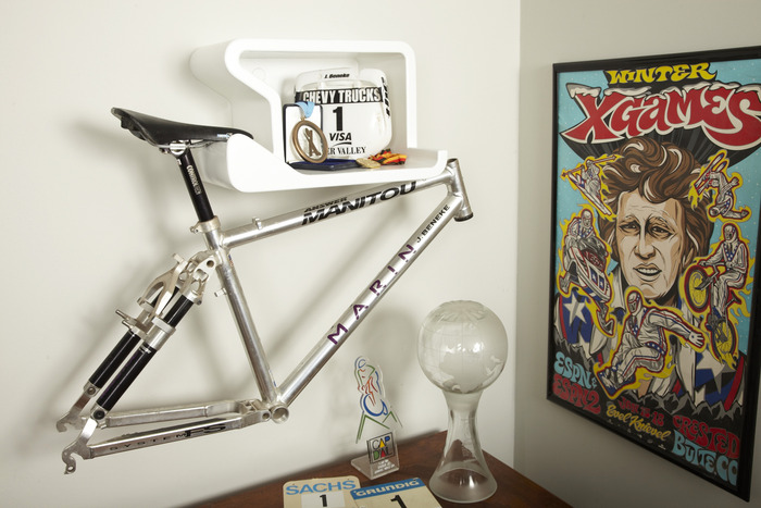 frame and trophy display - white Shelfie without vinyl protector