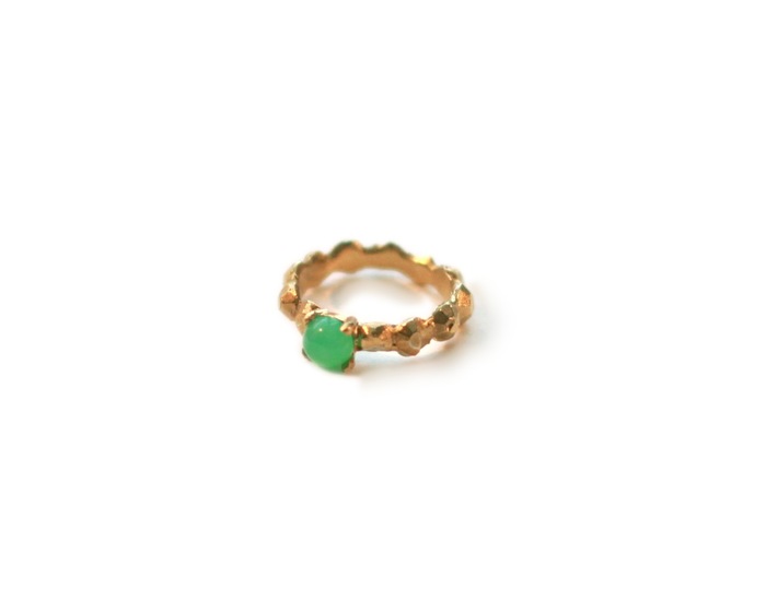 "KRYSO", gold plated silver ring set with a chrysoprase cabochon- Margaux Clavel