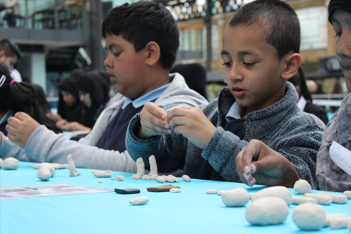 EEFF 2012 - 100's of school children building their own 'Gromit'